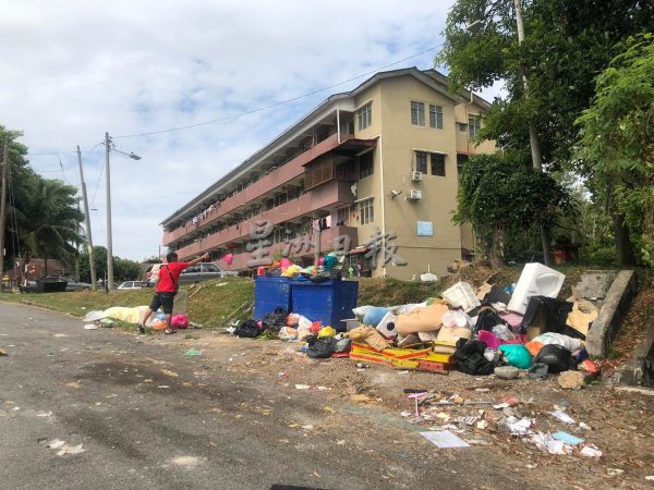 供FB／春节遭外来垃圾“轰炸”，罗白区组屋垃圾槽爆满