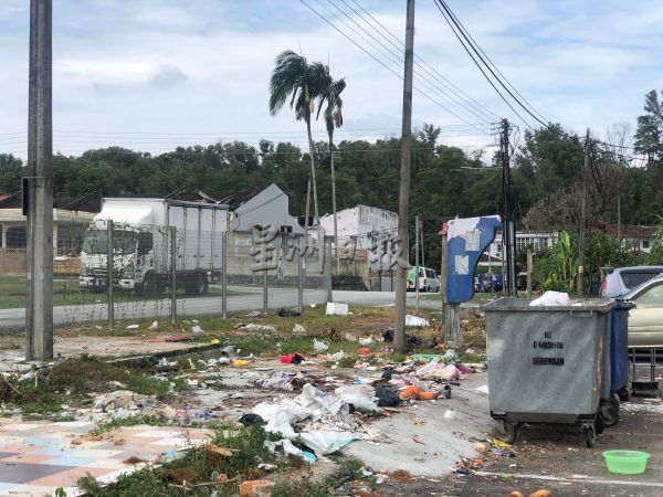 供FB／春节遭外来垃圾“轰炸”，罗白区组屋垃圾槽爆满