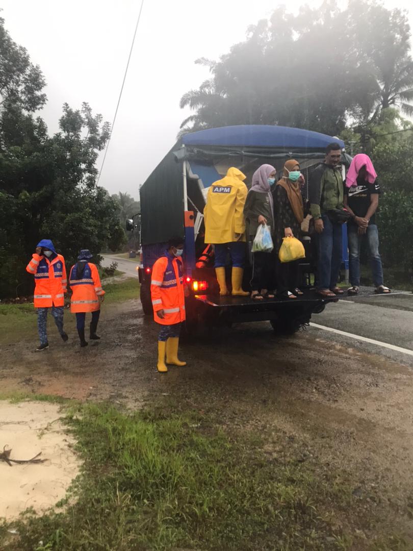 全：大雨下不停，登州水灾灾情恶化，至今5个县沦陷成为灾区，共有2598人受影响，暂时撤离家园到疏散中心。