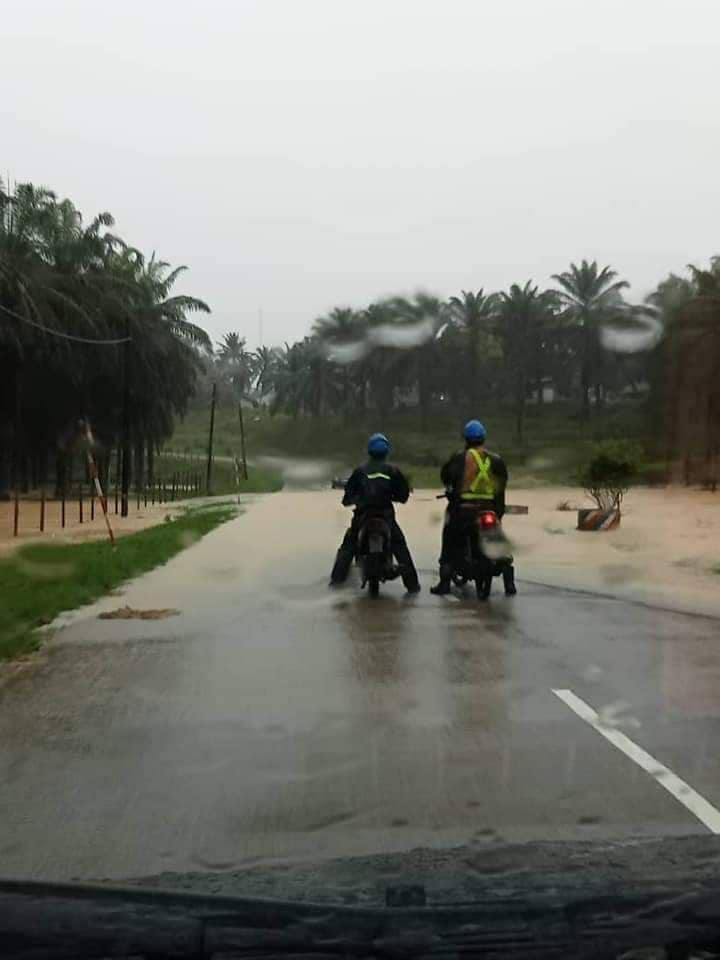 全：大雨下不停，登州水灾灾情恶化，至今5个县沦陷成为灾区，共有2598人受影响，暂时撤离家园到疏散中心。