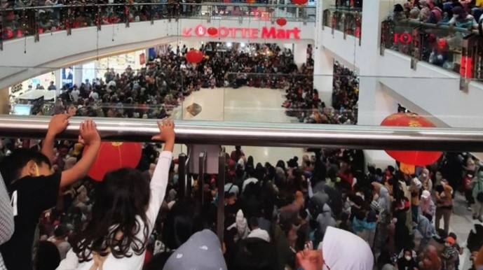 印尼商场舞狮表演 人山人海挤满三层楼