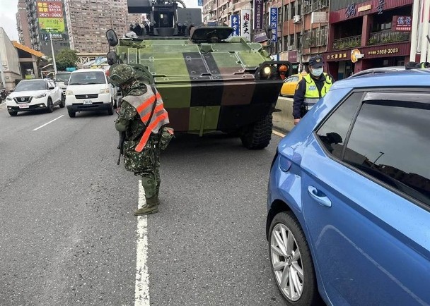 台湾／云豹装甲车擦撞轿车　警封路调查