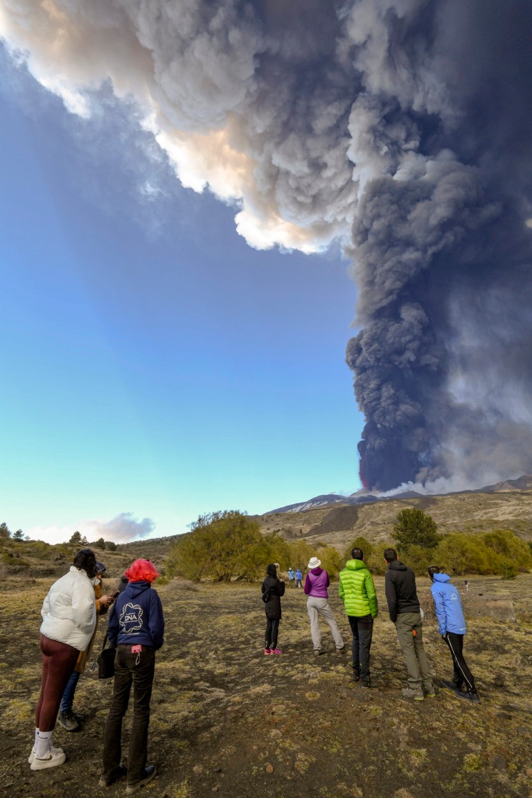 意大利埃特納火山再爆發 灰燼濃煙迫使機場關閉