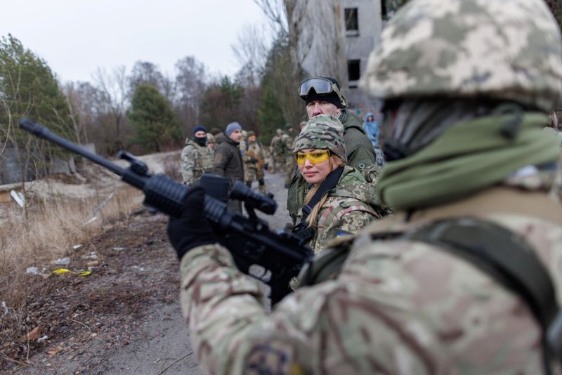 A Ukrainian reservist learns fighting skills she hopes never to use | The  Star