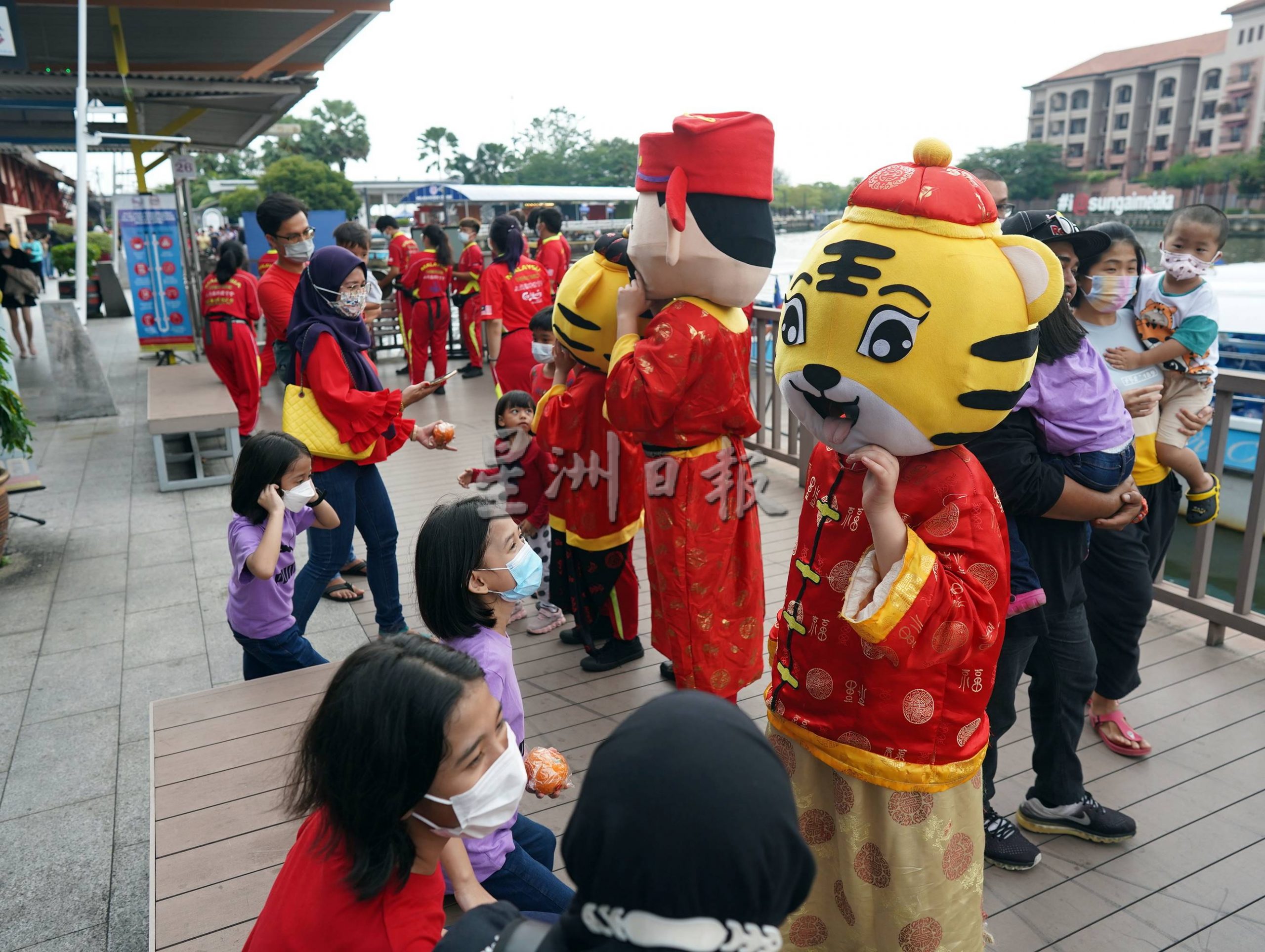 （古城第二版主文）醒狮团搭乘游船河，吸引民众拍照