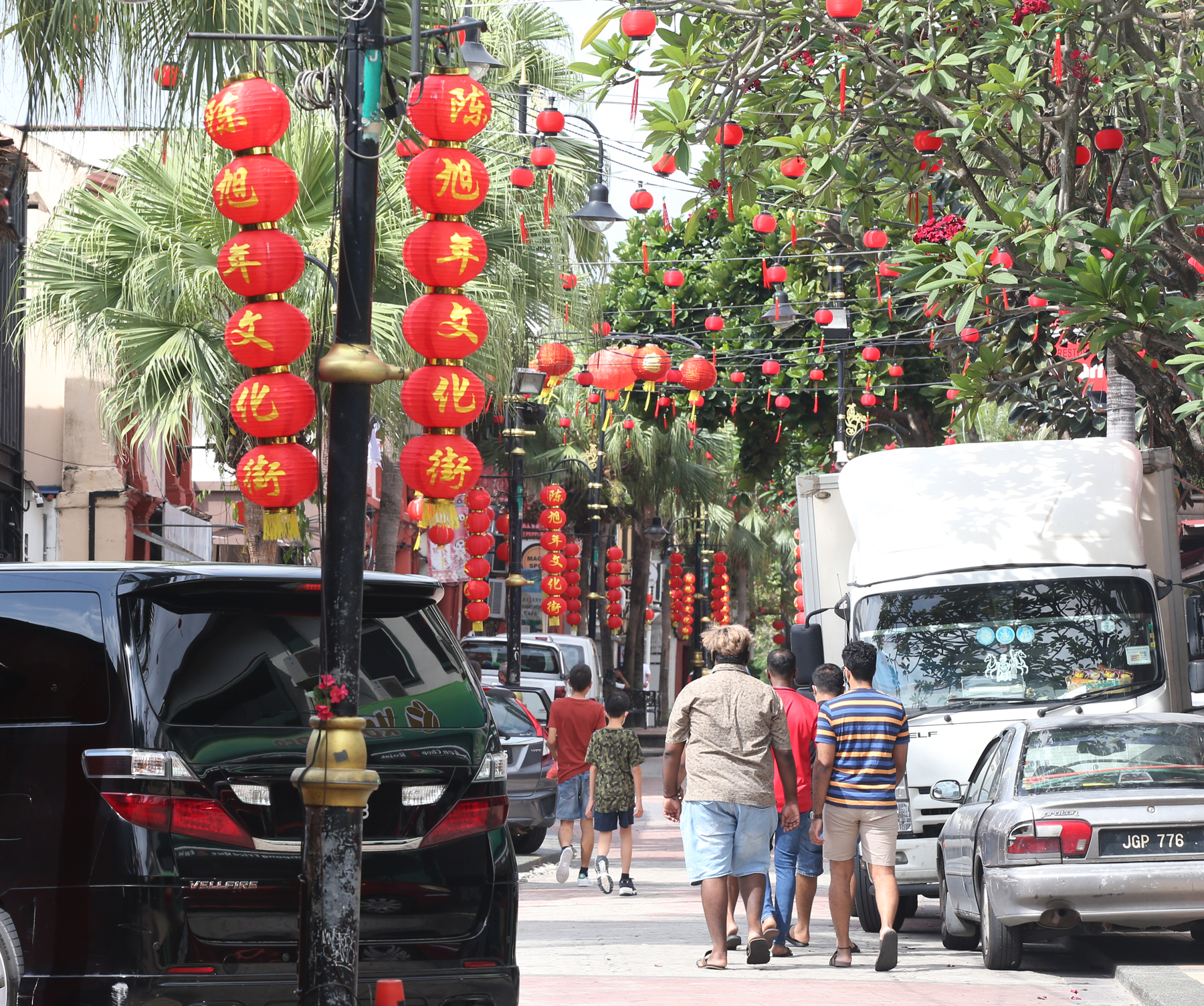 （已签发）柔：***版三头条***陈旭年文化街灯笼高挂红彤彤，人气满满新春气息浓