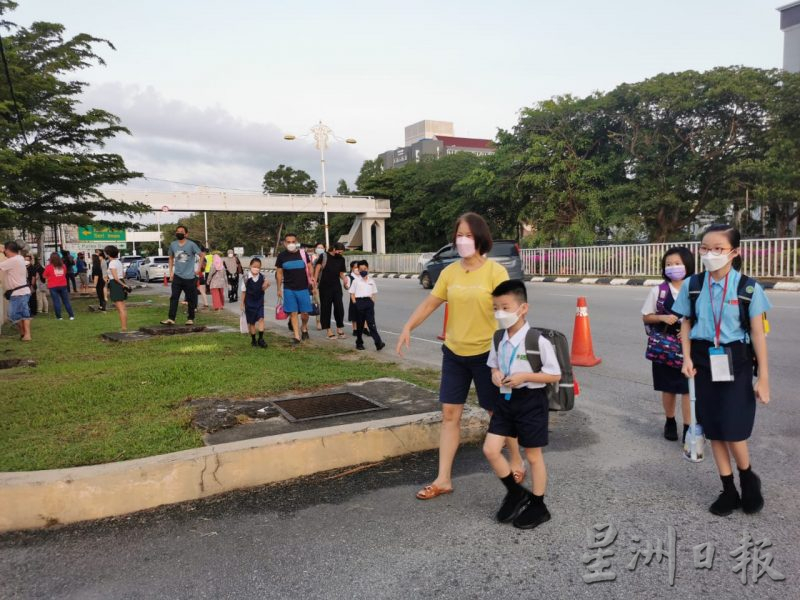 东：新学年今天开学，中华维新小学让一年级学生分批到校，以舒缓交通。