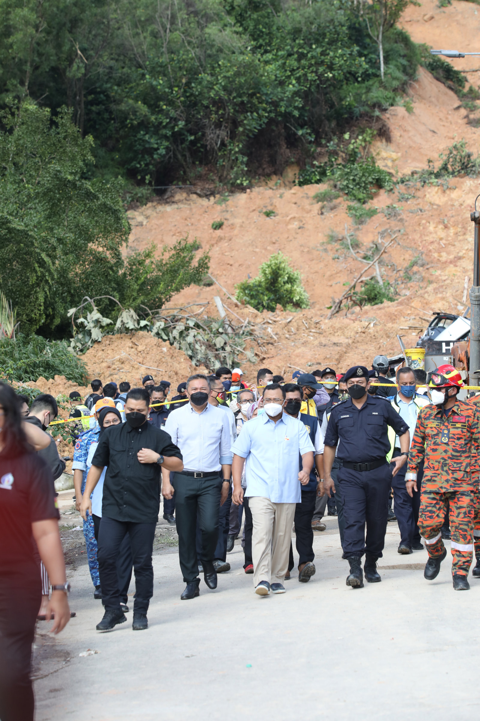 全国/大臣巡视安邦武吉柏迈2花园土崩灾区