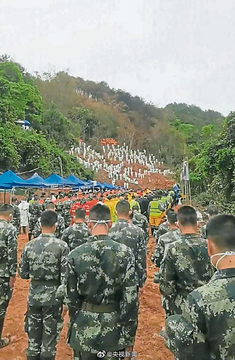 天下事  东航空难罹难者头七 现场举行哀悼活动