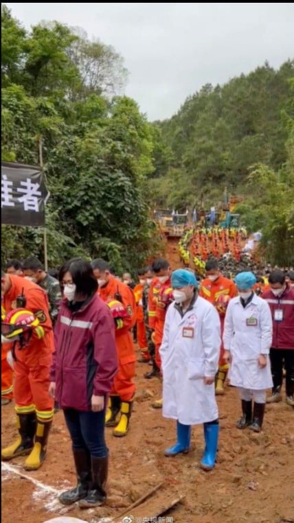 天下事  东航空难罹难者头七 现场举行哀悼活动