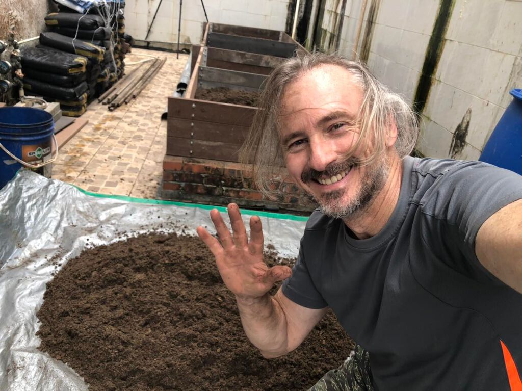 憂全球食物鏈被打斷　河國榮未雨綢繆家中種菜自給自足	