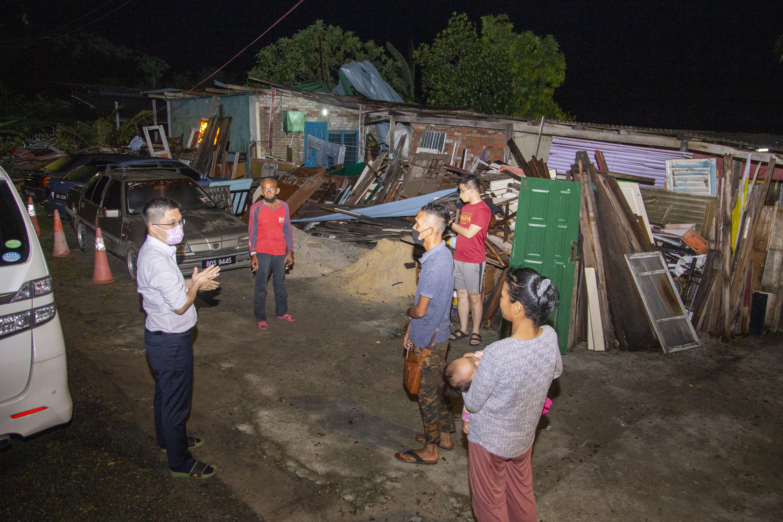 狂风暴雨吹毁房屋 一家四口车上避雨