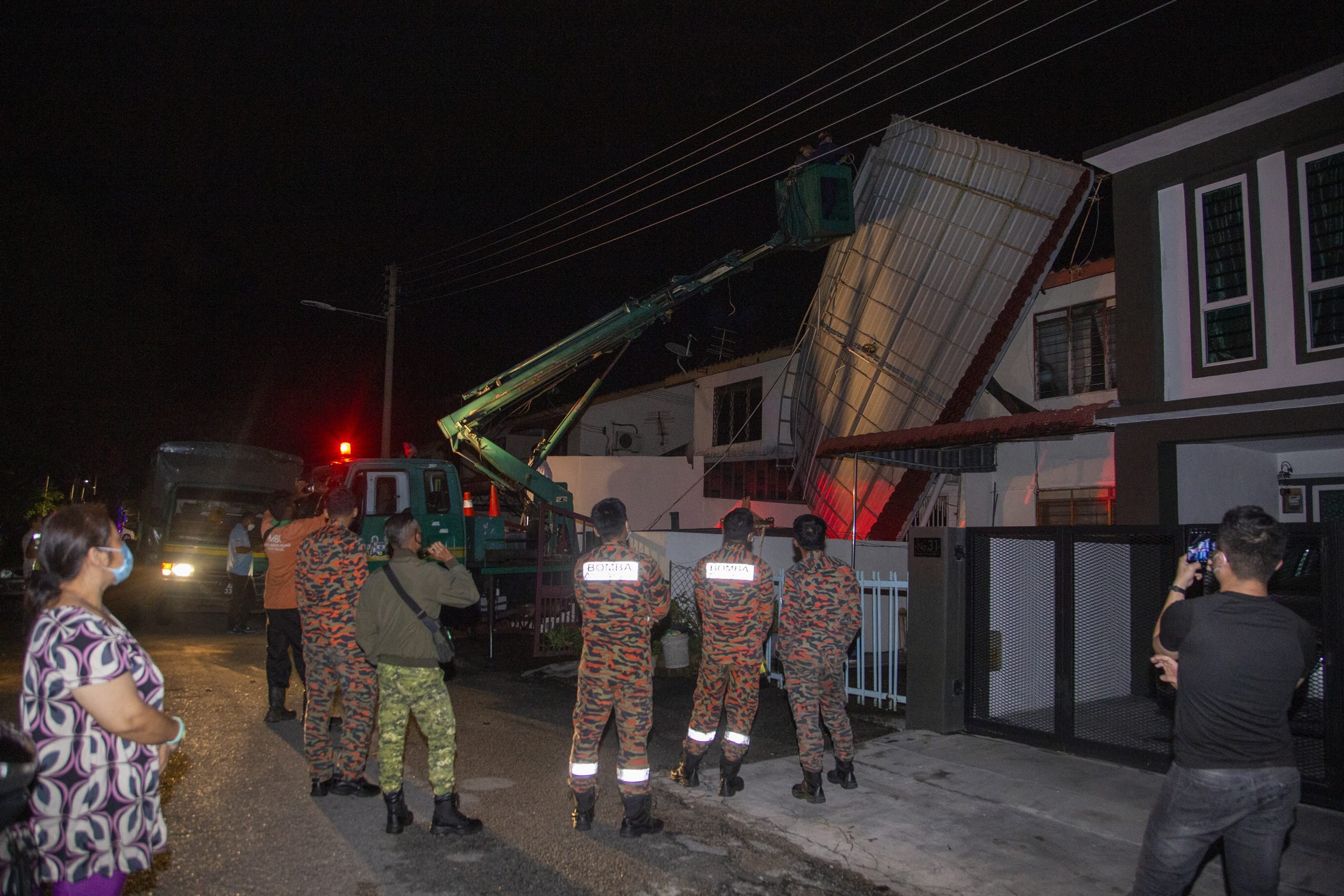 白兰园一遮雨棚遭狂风吹起 崔慈恩助住户连夜拆下