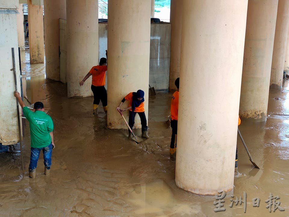 皇家码头水退留泥泞 市会消拯队联手洗刷刷