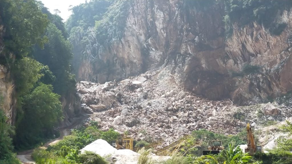 石崩埋2人︱石块上午轻微倒塌 搜寻行动一度暂停