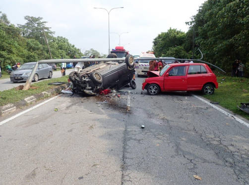 轎車失控闖反方向車道釀1死1傷車禍