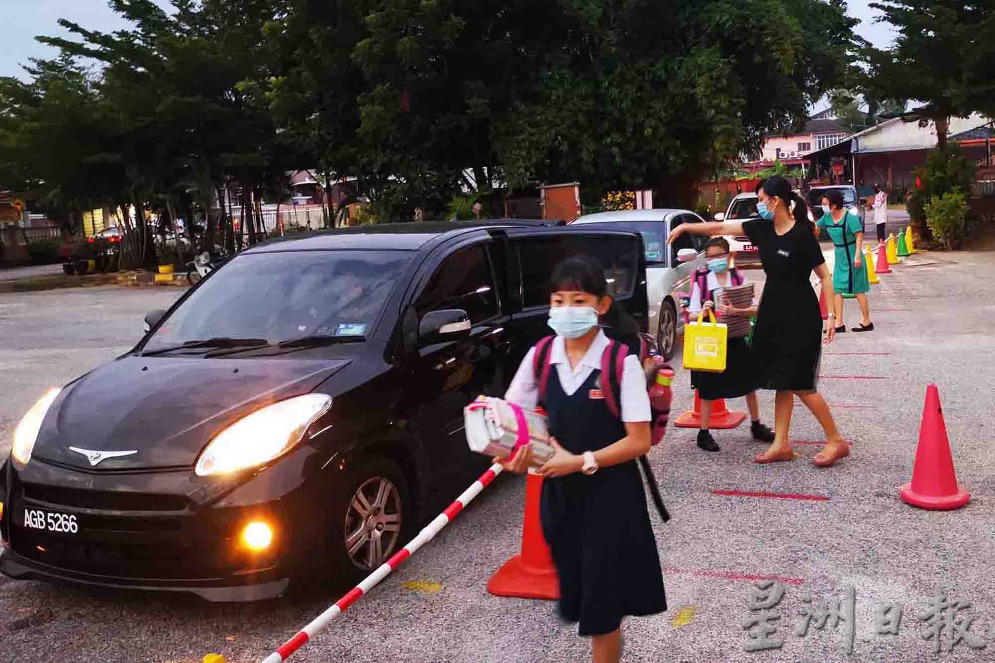 霹：暂定封面主文／小学少于600人全员上课 对学生公平可减轻老师工作