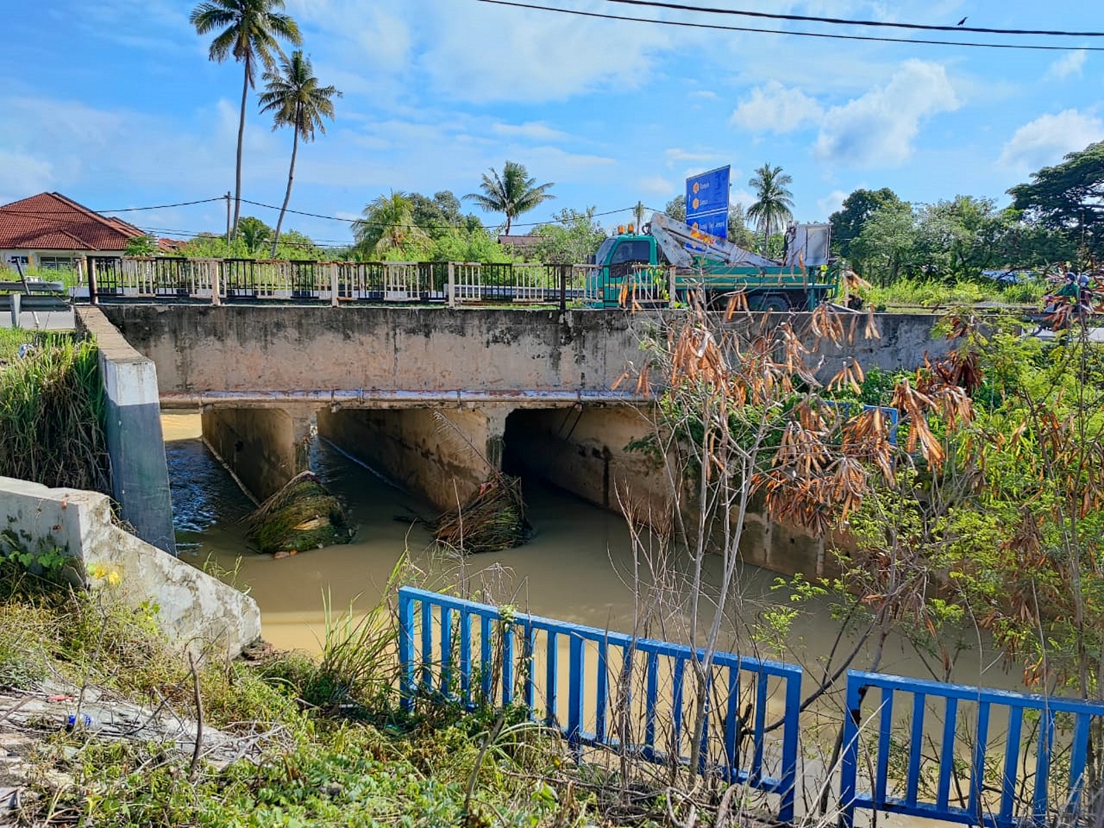 马口弄边路BHP油站前 桥下排水口或水灾肇因