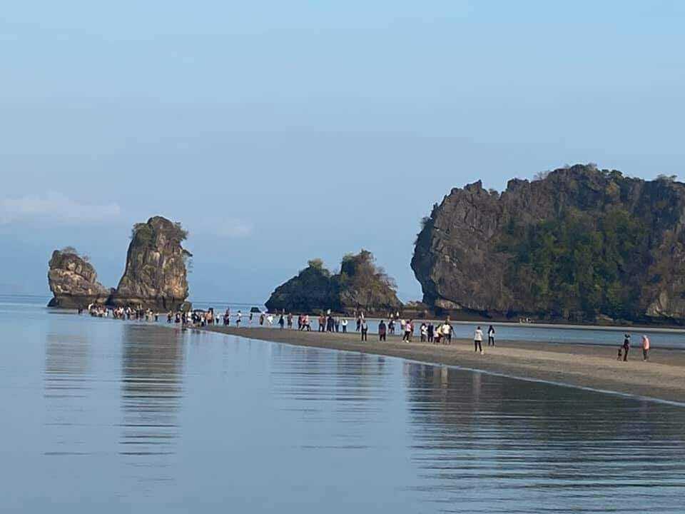 （全国版）浮罗交怡丹绒鲁出现一年一度的海路奇景