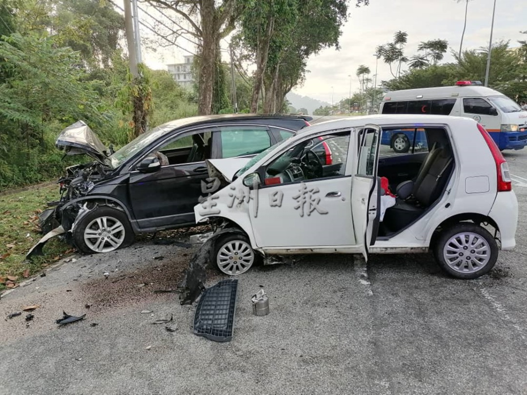 行驶中失控进反向车道 2车迎面相撞华妇夹毙车内 地方 关注东海岸 星洲网 Sin Chew Daily Malaysia Latest News And Headlines 7139