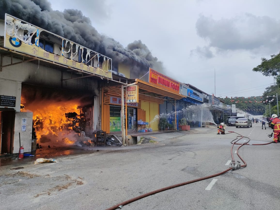 3间店铺起火·无人伤亡