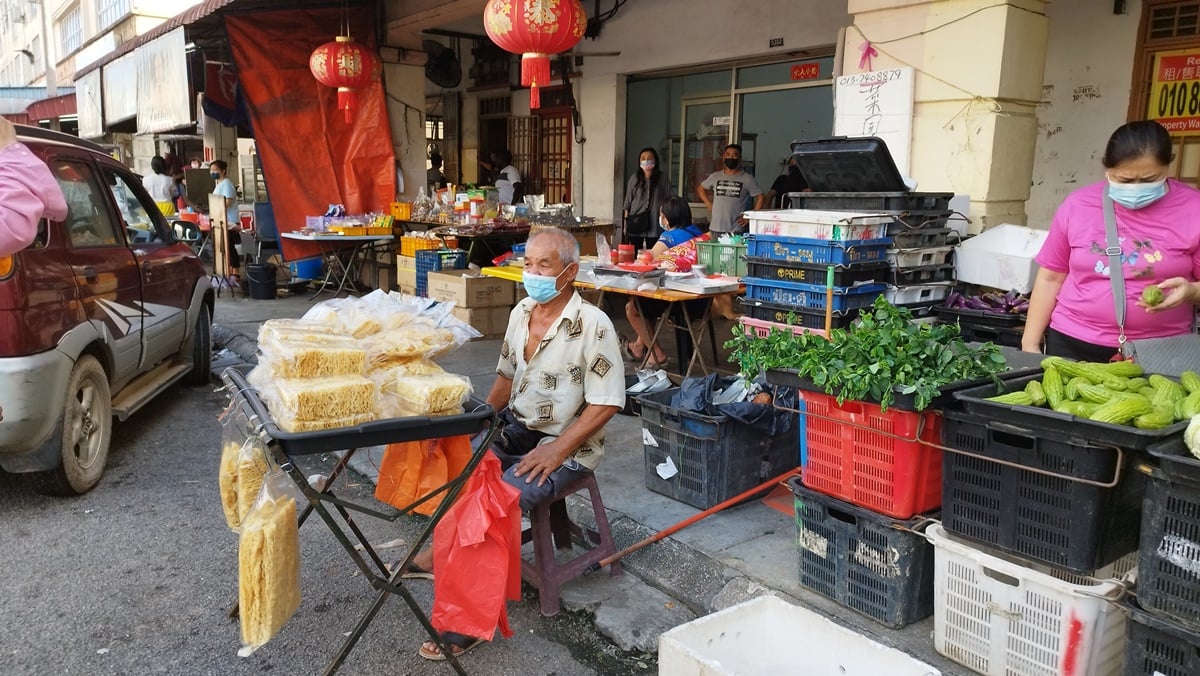 嘉福尼兑现竞选期承诺  太子城6小贩喜获执照