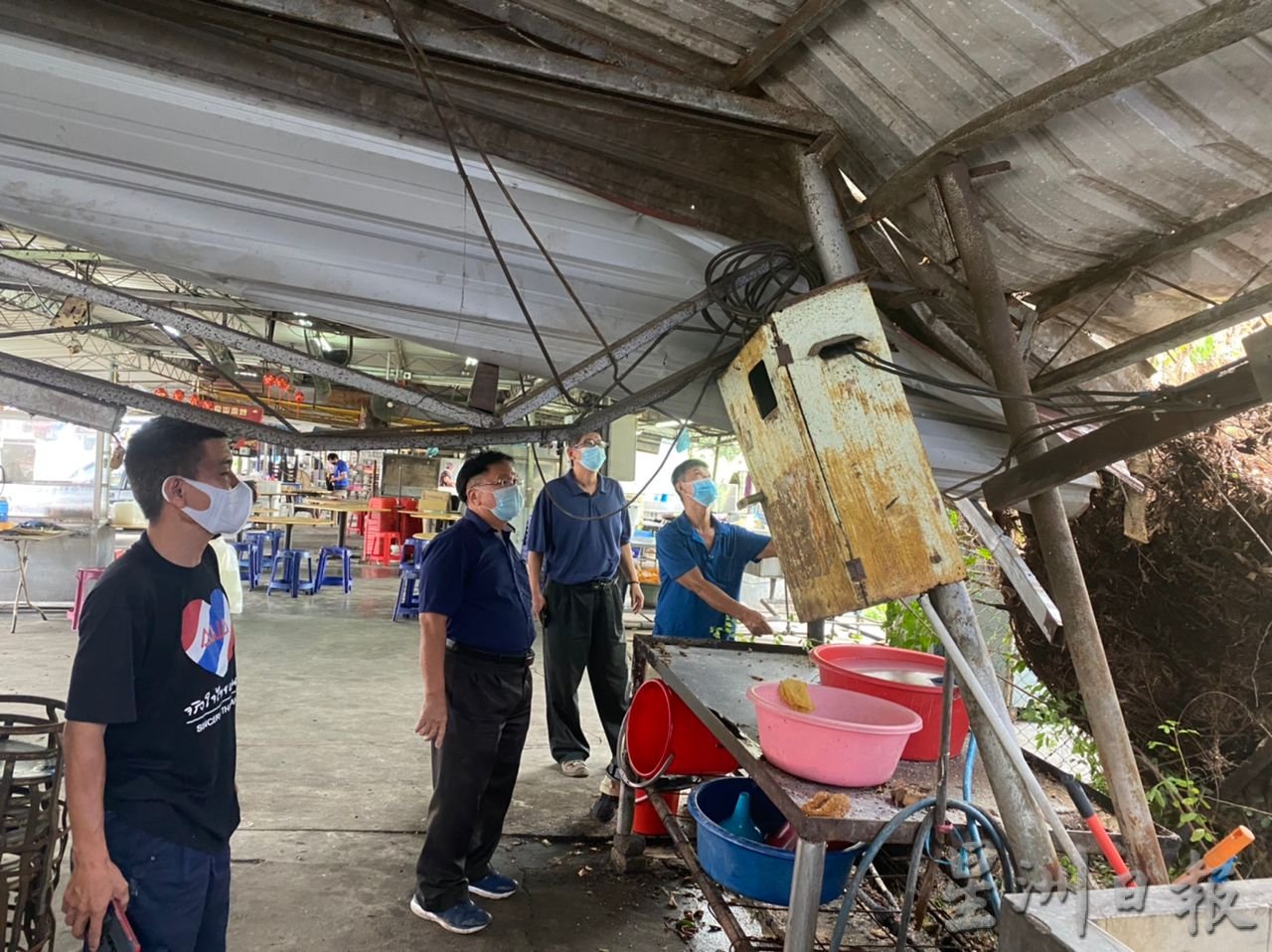 （大北马）北赖才能园“为食街”一棵老树不堪风雨吹袭倒下，将遮棚压倒倾斜。