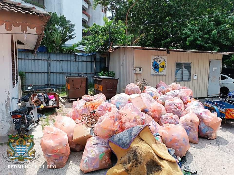 （大北马）峇都丁宜沙滩狂欢，游客留大量垃圾遭谴责