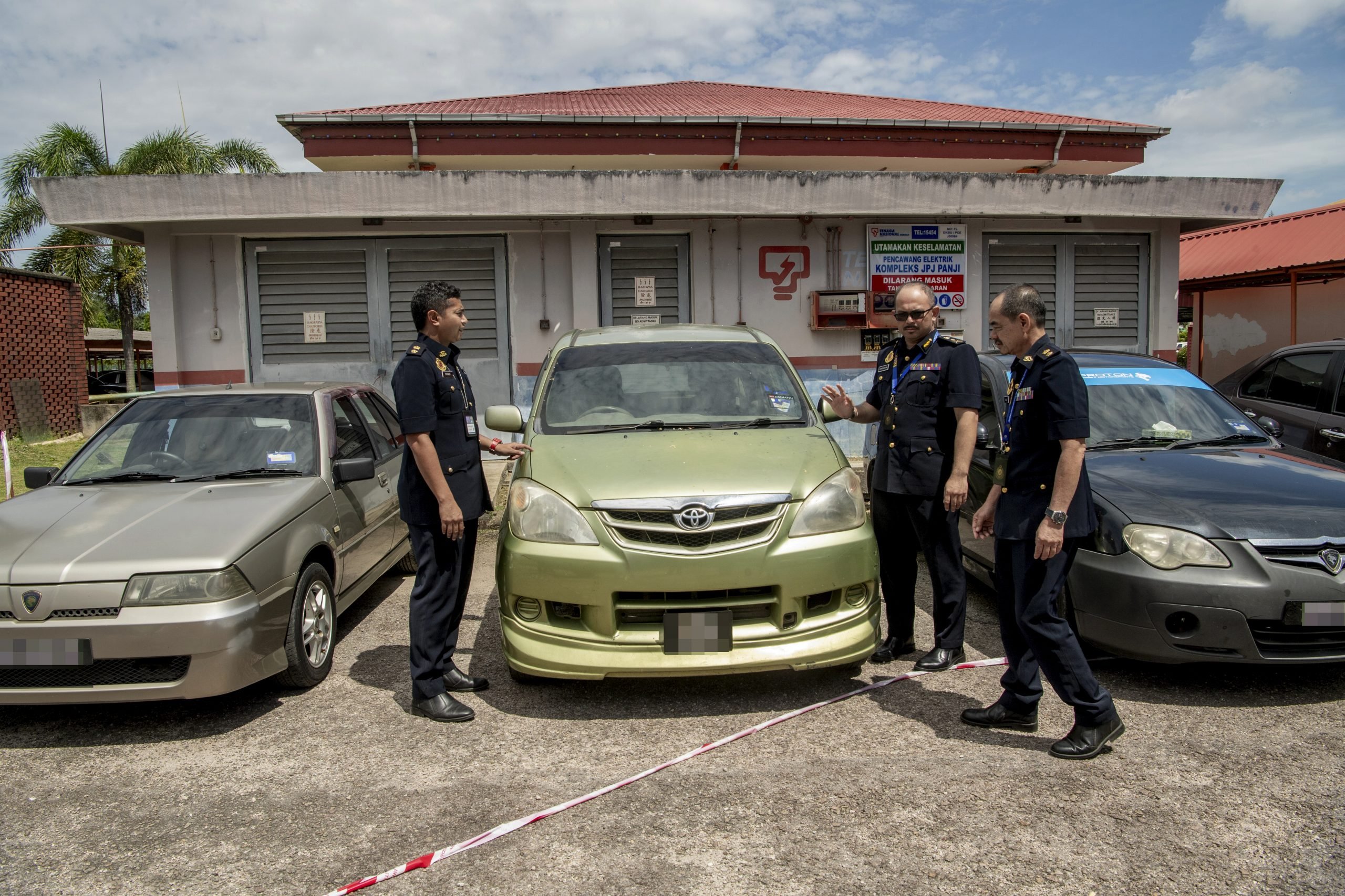 东:丹陆路交通局取缔非法载客轿车。