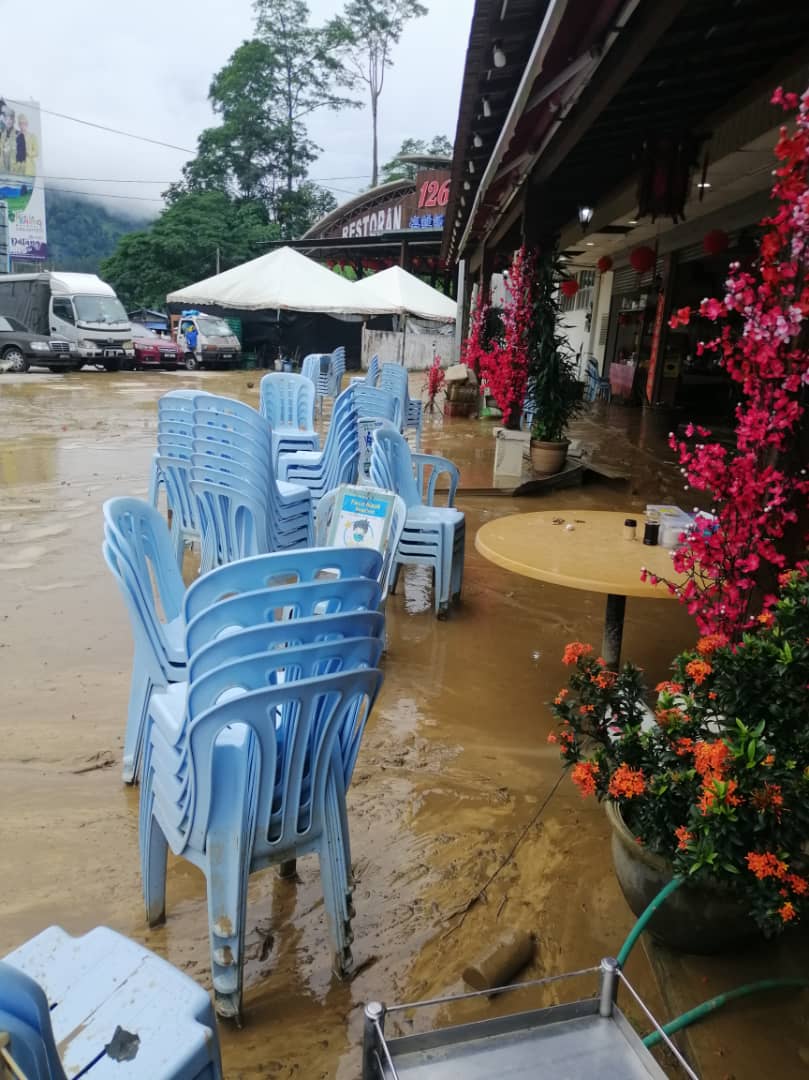 东：武吉丁宜2住家和2餐馆遭山洪侵袭