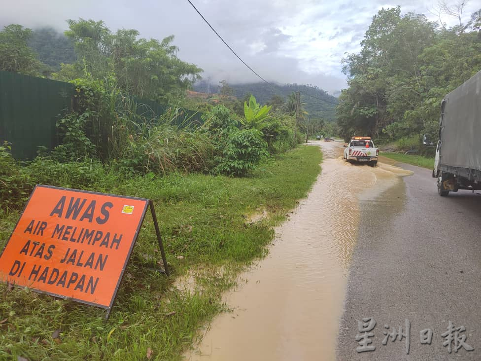 东：武吉丁宜2住家和2餐馆遭山洪侵袭