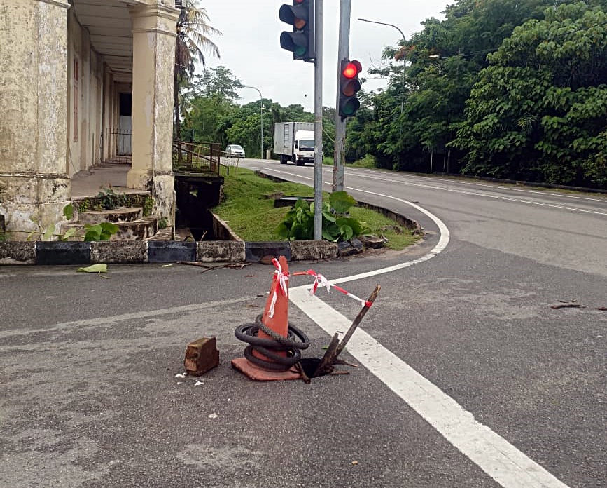 東：直涼大街坑洞藏危機