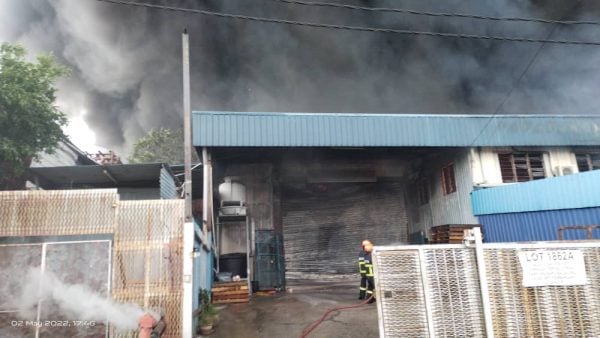 塑料厂大火·易燃物导致现场滚滚浓烟