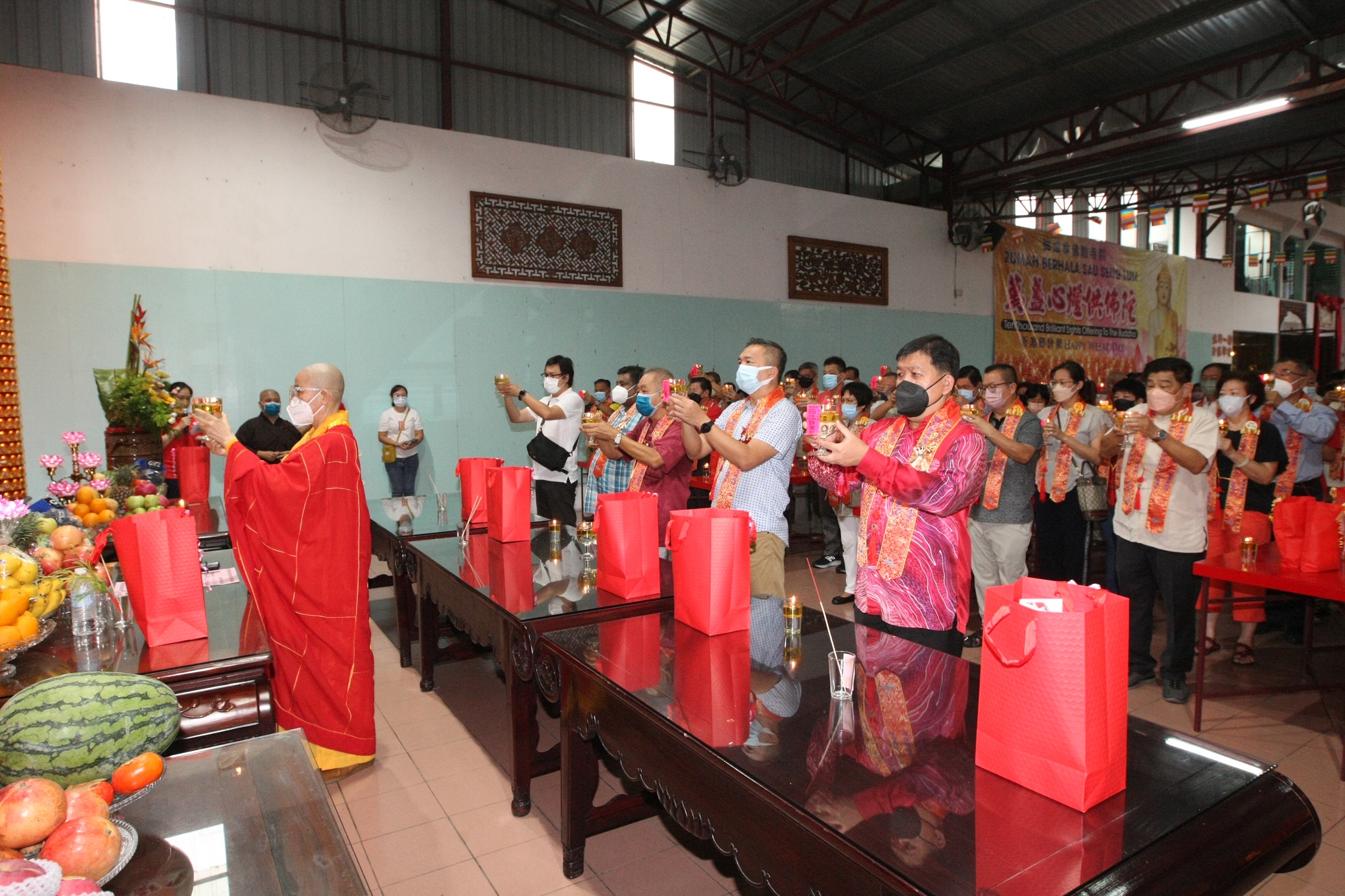 大都会-灵市修成林佛教寺院庆卫塞节