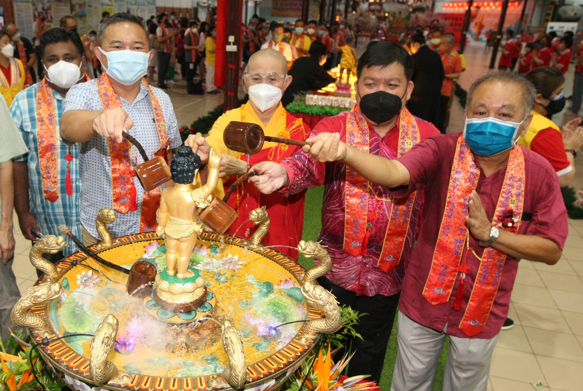 大都会-灵市修成林佛教寺院庆卫塞节