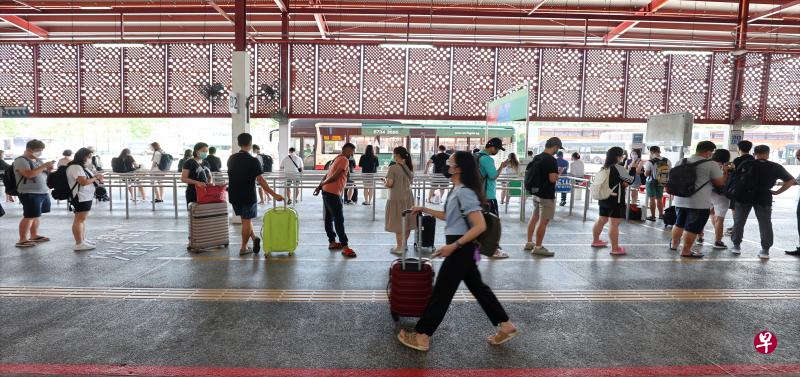 **已签发**：柔：狮城二三事：上周五六近28万人通过陆路关卡出境新加坡，人数为4月开放来最多