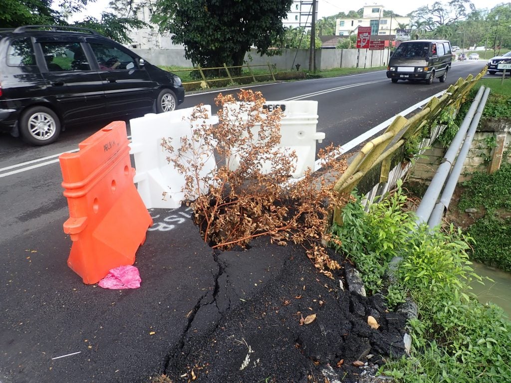 市议会受促修路洞 须治本非治标