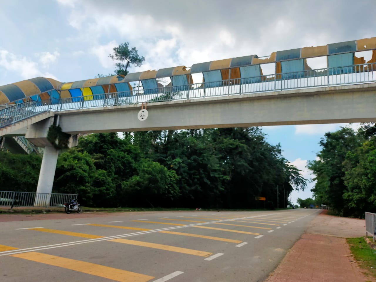 柔：新闻：巴莪国中前天桥雨盖走廊破坏不堪，形同虚设