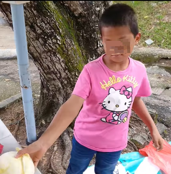 视频 | 10岁小男孩路边卖菜·独过开斋节 遇到好心人