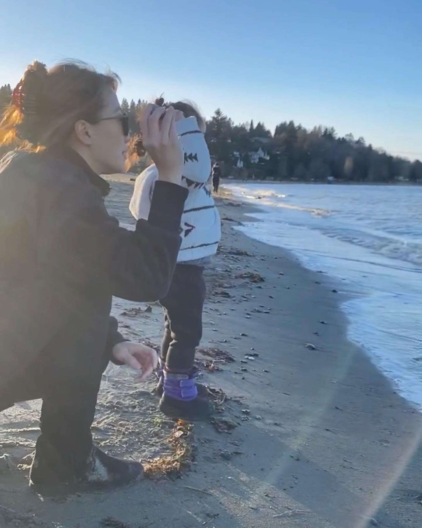 谢婷婷罕晒母女照   3岁女儿有双超级长腿