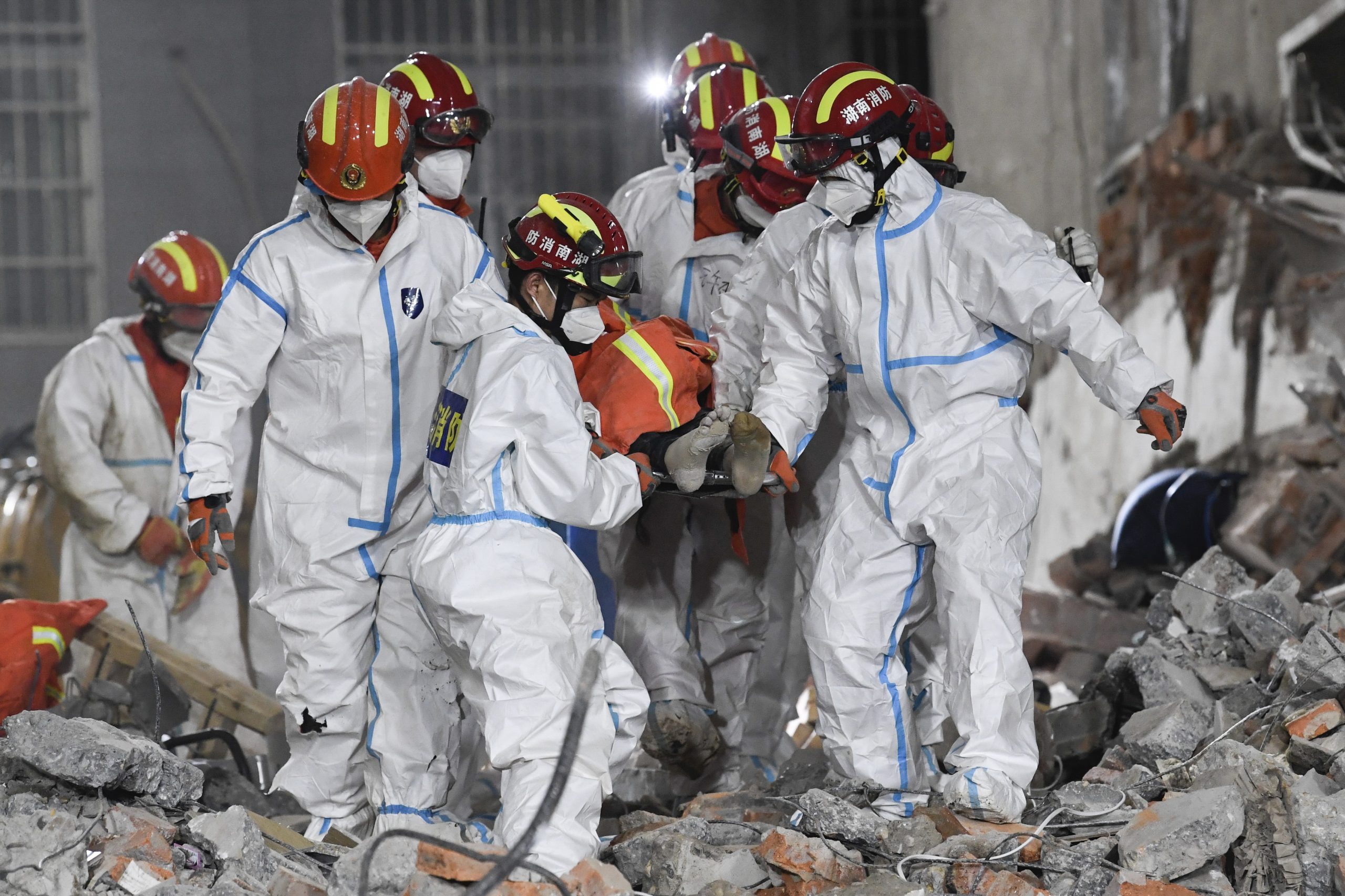 救援人员5日凌晨救出第10名伤者，她被困了132小时。（新华社照片）(photo:SinChew)