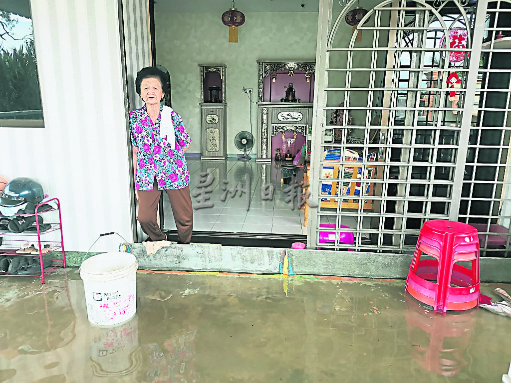 （大北马）潮水续涨 古楼多区淹水 游客惊奇大水潮 坐水中吃小食 