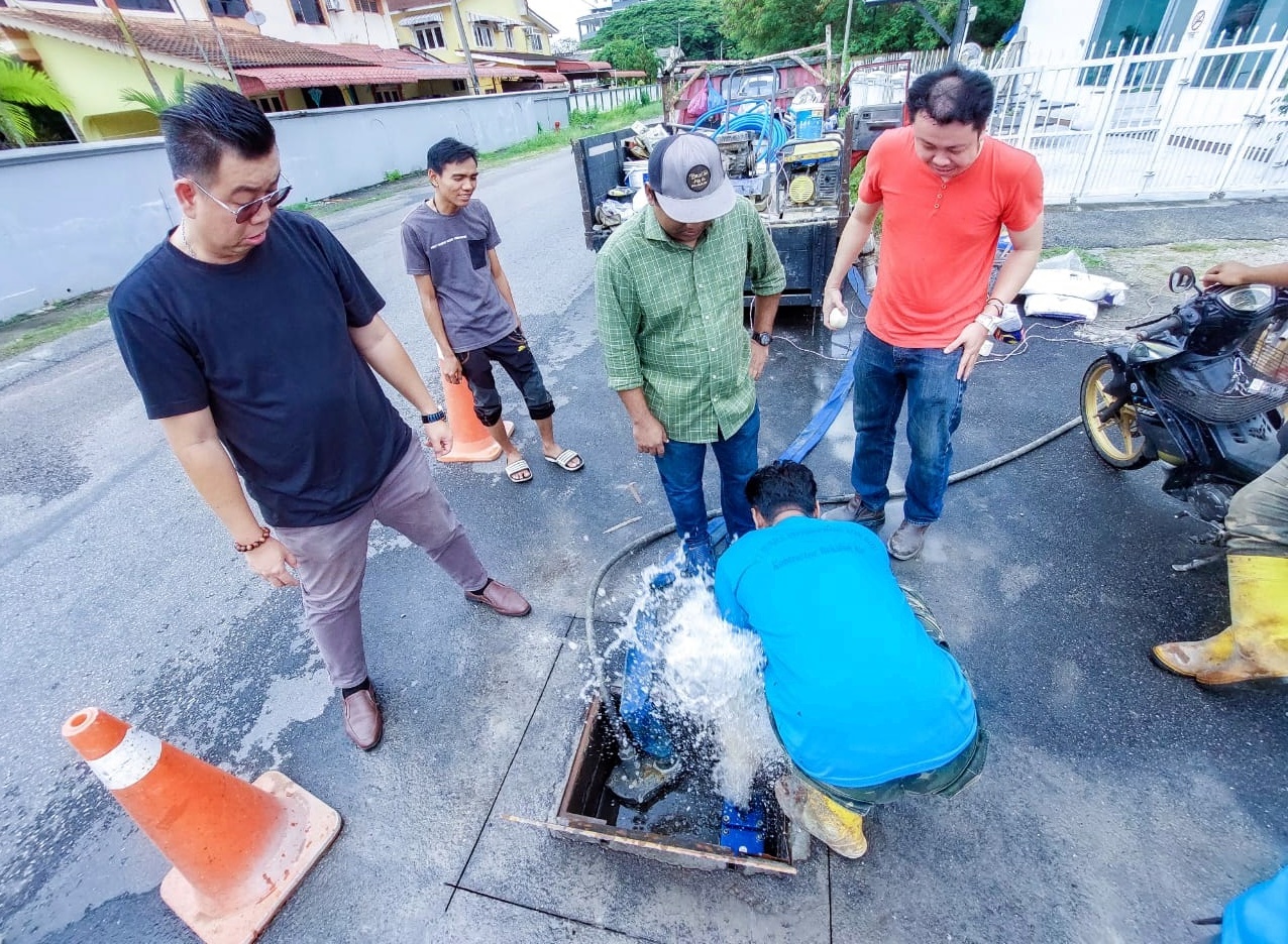 东：哥市议员林星铭巡视斯里遮默浪路一地下水管漏水