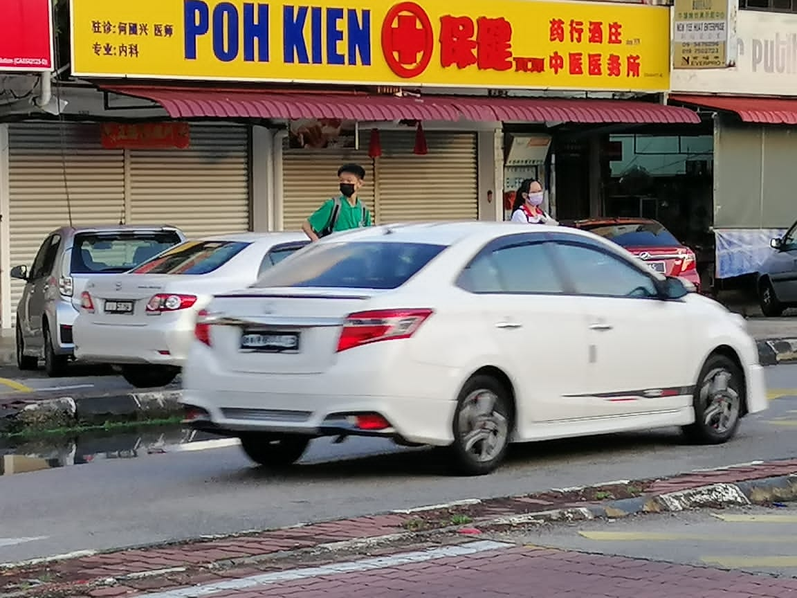 东：阿亦布爹中学校前交通灯失灵约两个月，校方投诉数次无下落，导致教职员及保安需充当交通员，该校家协除了希望当局尽快维修之余，也冀望可以在该处建设行人天桥。