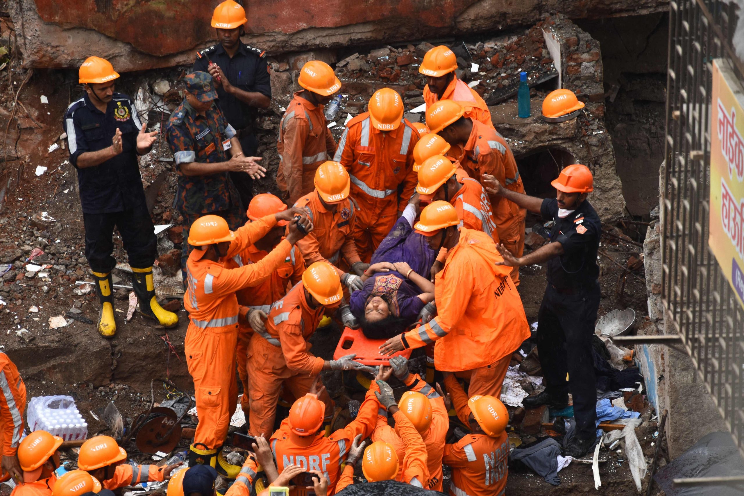 印度孟买4层楼建物坍塌 至少3死多人受困