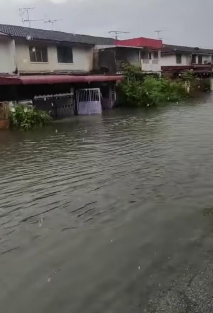 大霹雳时事焦点／骤雨袭怡保多地闪电水灾 白兰园水位达4尺