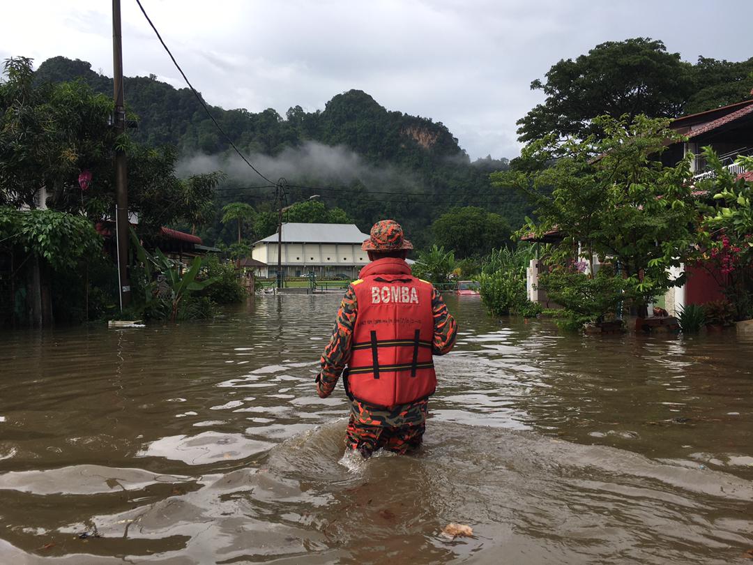 大霹雳时事焦点／骤雨袭怡保多地闪电水灾 白兰园水位达4尺