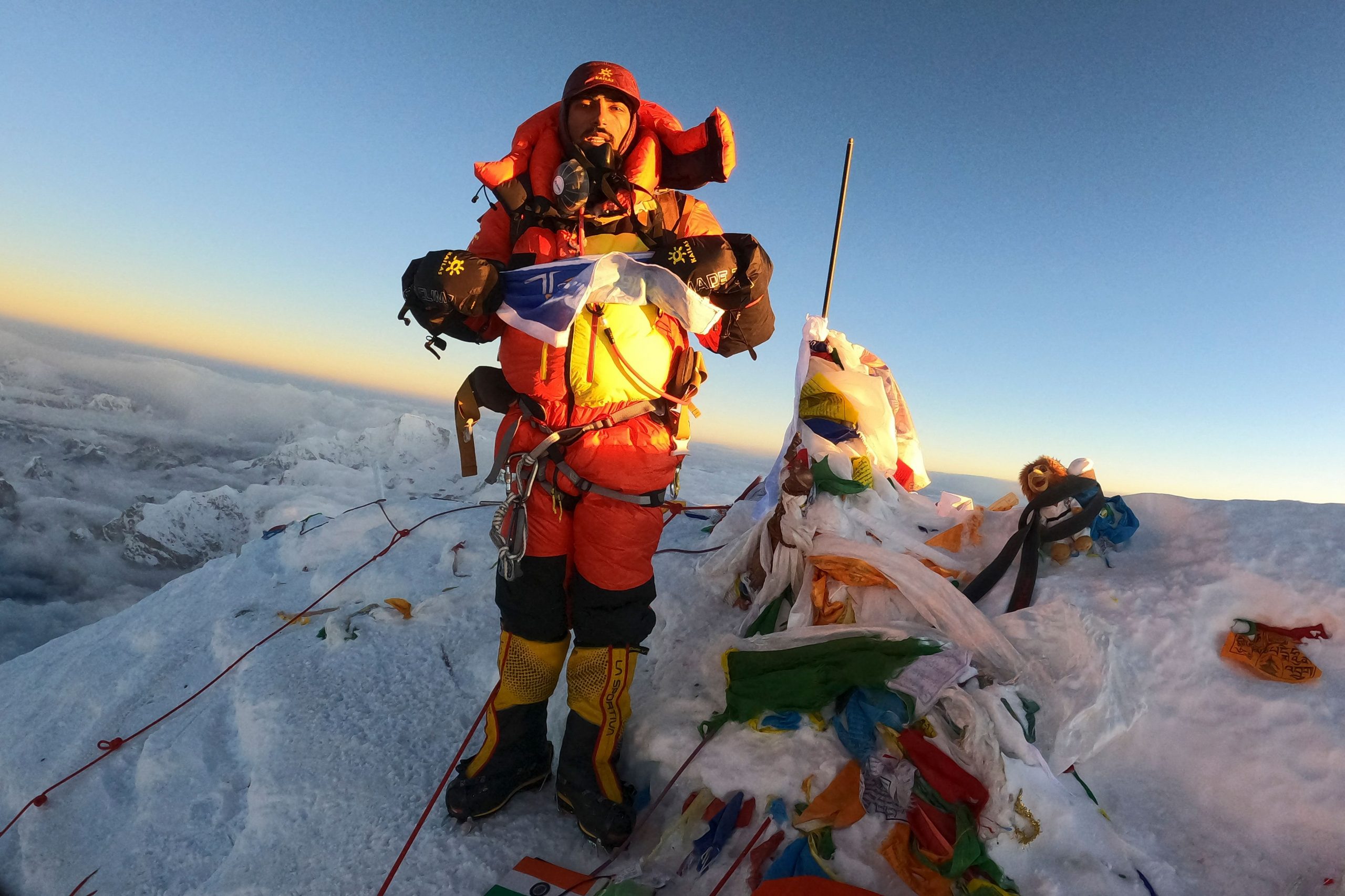 拼盘／他6年前圣母峰登顶遭指造假　今年拍一堆照片证明攻顶成功