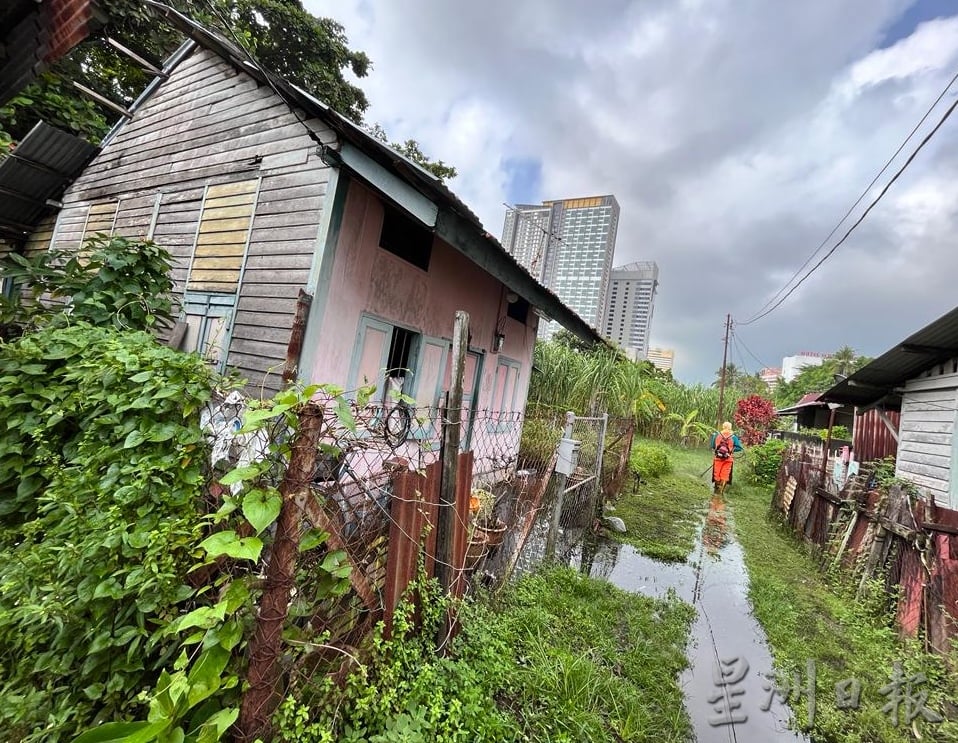 沟渠未提升来不及排水 甘榜帆迦南马登雅逢雨淹