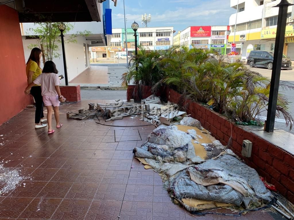 （古城封面主文）空置店面走廊丢垃圾 设施破损碍市容